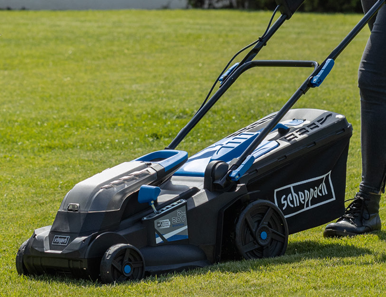 Mobiler Akkuschneider von Scheppach mit Lenkgriff und Rädern