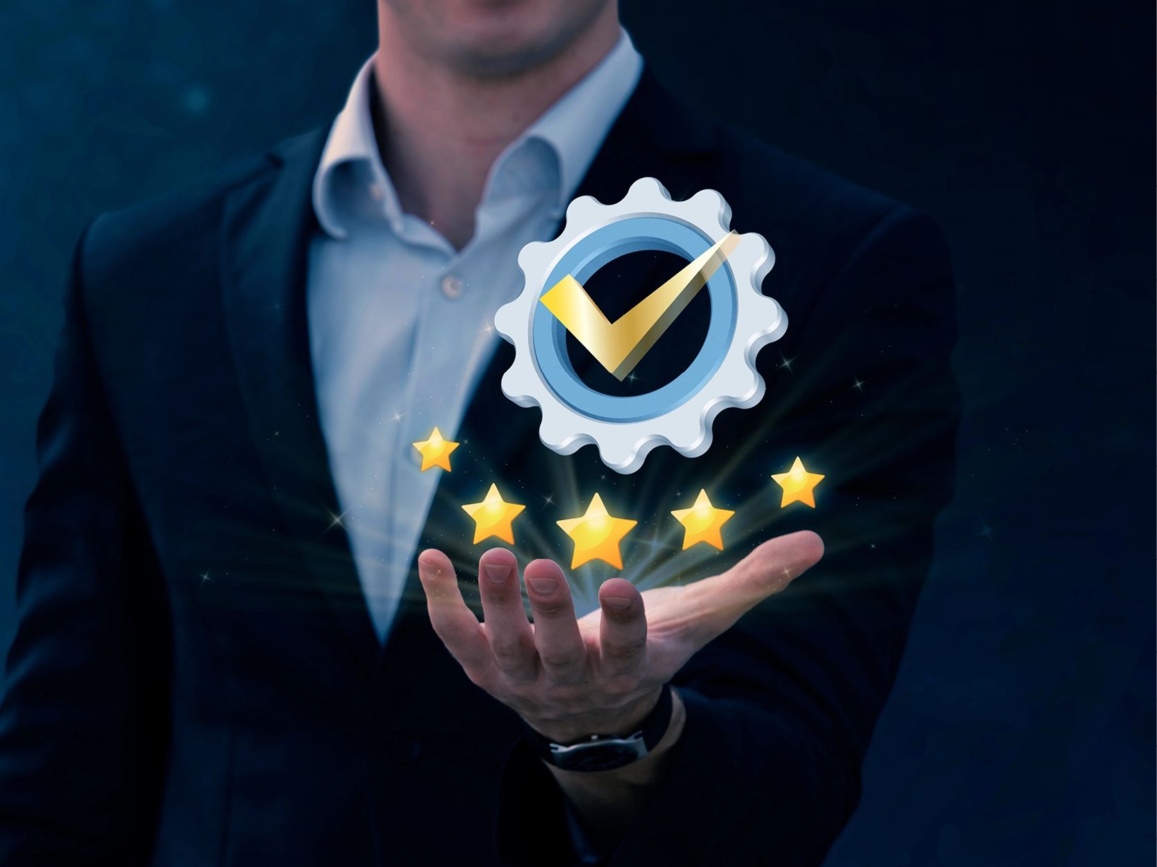 Ein Mann in Anzug mit einem Abzeichen auf der Brust, das fünf Sterne in der Hand hält. Das Abzeichen zeigt ein Zahnrad mit einem Häkchen.