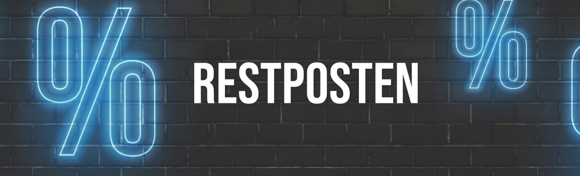 Aktion mit blauen LED-Schriftzügen für 'Restposten' auf Betonmauer