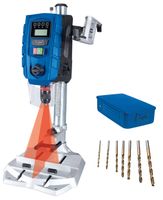 Tischbohrmaschine DP60SE von Scheppach mit LED-Display und Laser. Inklusive Bohrerset und blauer Aufbewahrungsbox. Gezeigt von vorne.