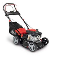 Rasenmäher MS150-42E SE von Scheppach, seitliche Ansicht. Der Rasenmäher hat einen roten Sitz und einen schwarzen Behälter. Der Rasenmäher hat vier Räder und einen schwarzen Motor mit silbernen Elementen.