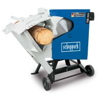 Wippsäge HS720B von Scheppach mit 700 mm Schnittbreite und Benzinmotor. Made in Germany. Produktansicht von vorne mit Holzscheit im Schnittbereich.
