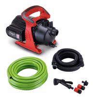 Gartenpumpe GP600S von Scheppach mit Zubehör. Gezeigt von der Seite. Enthält Schläuche und Anschlüsse.