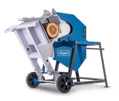 Wippsäge KWD7 von Scheppach, seitliche Ansicht, mit Holzscheit im Schnittbereich.