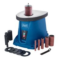 Spindelschleifmaschine OSM100 von Scheppach mit 24-teiligem Schleifhülsen-Set. Gezeigt von vorne mit verschiedenen Schleifhülsen und Zubehörteilen.