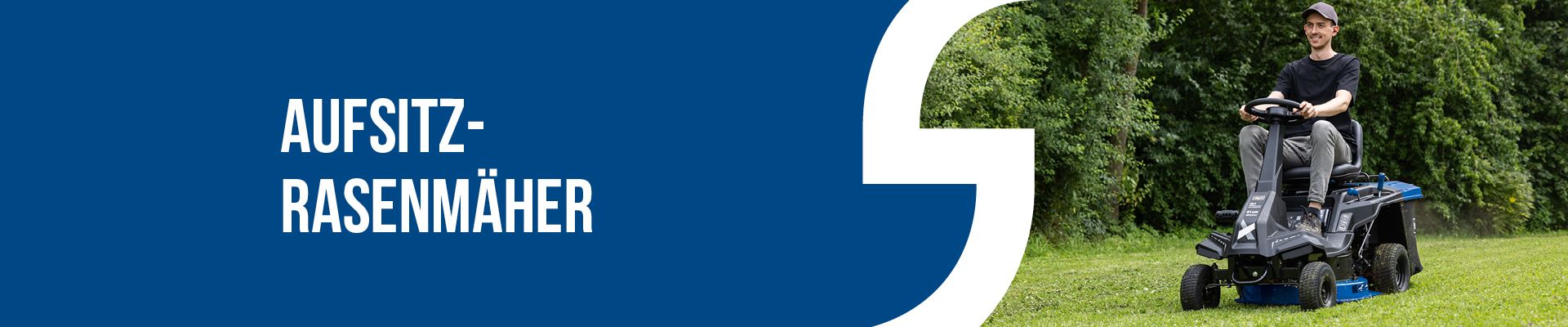 Mann auf Aufsitzrasenmäher mit grünem Rasen im Hintergrund
