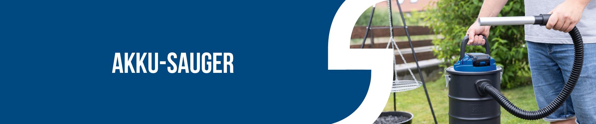 Person hält Akku-Sauger mit Anschluss für Werkstattgeräte