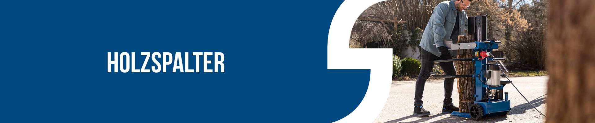 Holzspalter in Aktion mit einem Arbeiter, der eine Scheppach-Werkzeugmaschine bedient