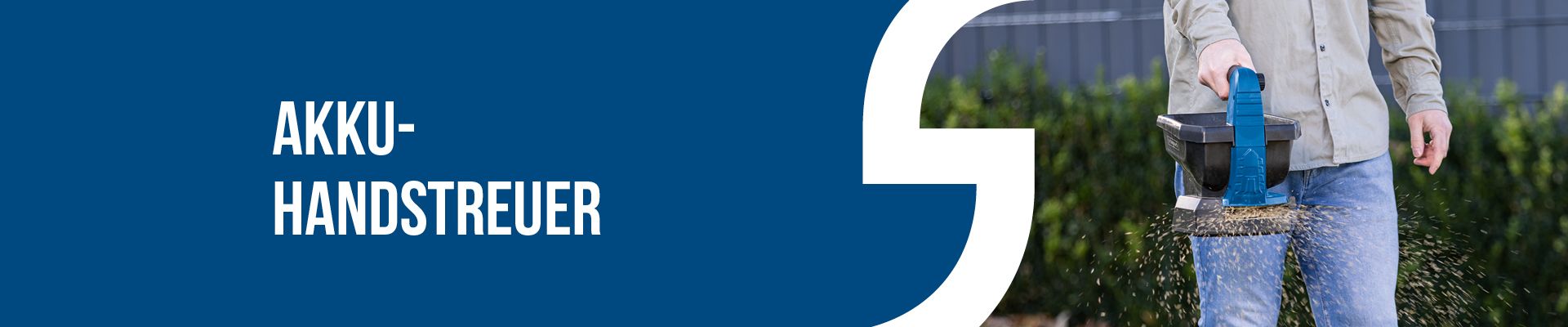 Person hält Akku-Gartengerät mit Text 'AKKU-HANDSTREUER' im Hintergrund