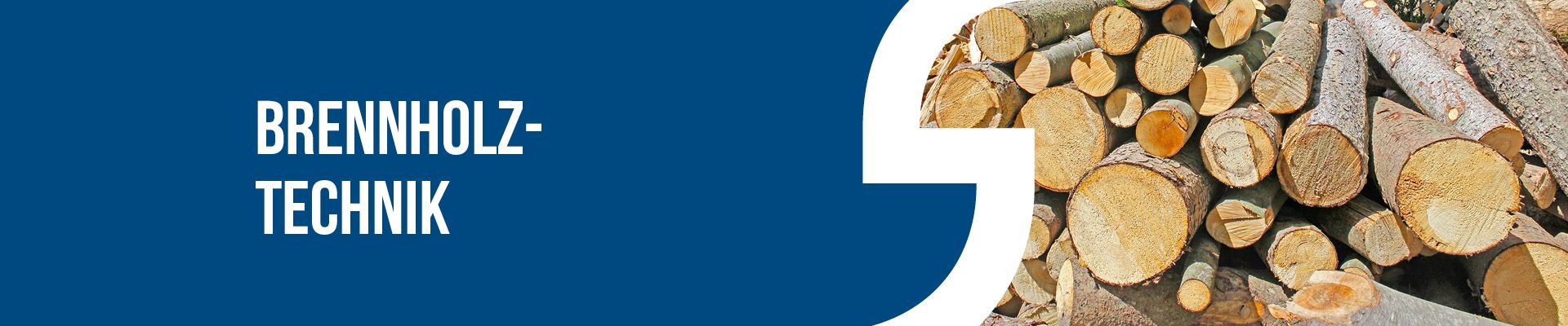 Brennholzlagerung mit natürlichen Holzstämmen