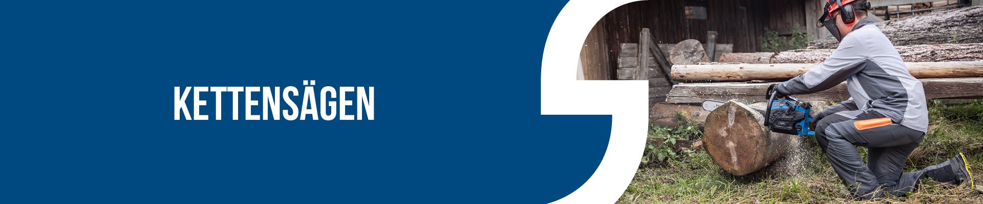 Kettensäge beim Arbeiten mit Holz, Sicherheitsausrüstung und Schutzbrille