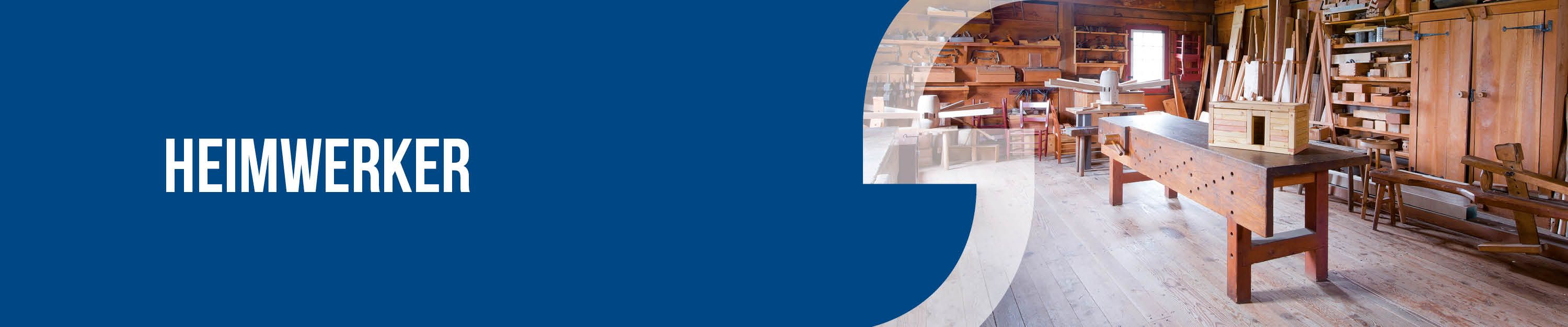Interior eines Werkstättenbereichs mit Holzwerkzeug und -tischen für Heimwerker