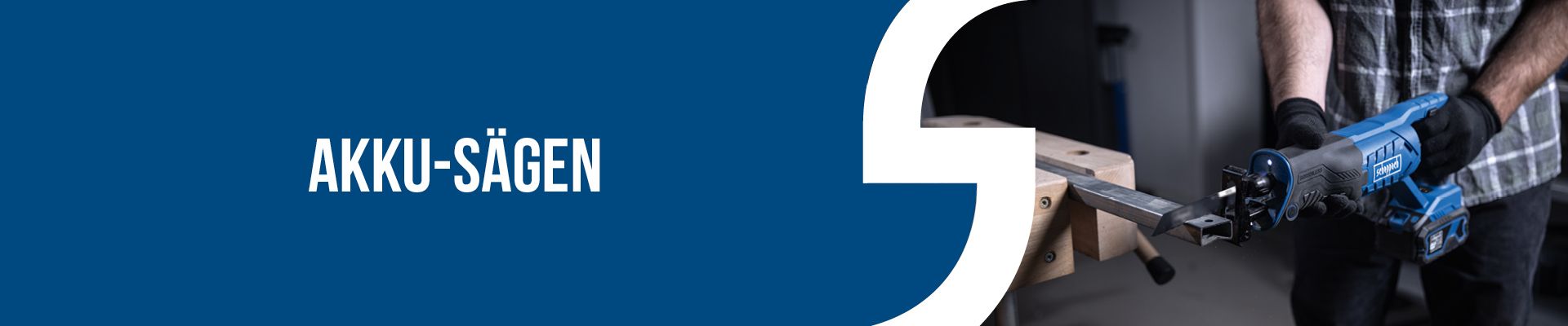 Person hält Akku-Säge für Werkstattgeräte