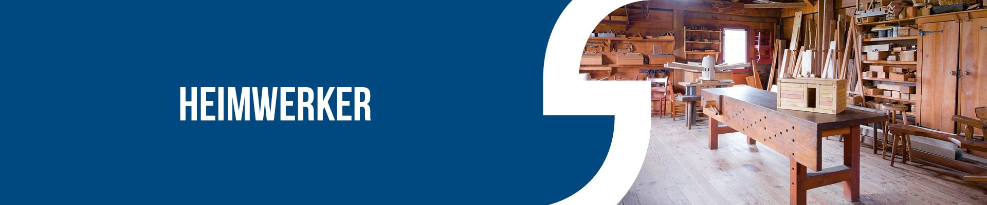 Interior eines Werkzeugschuppens mit Holzwerkzeugen und Arbeitsplatz für Heimwerker