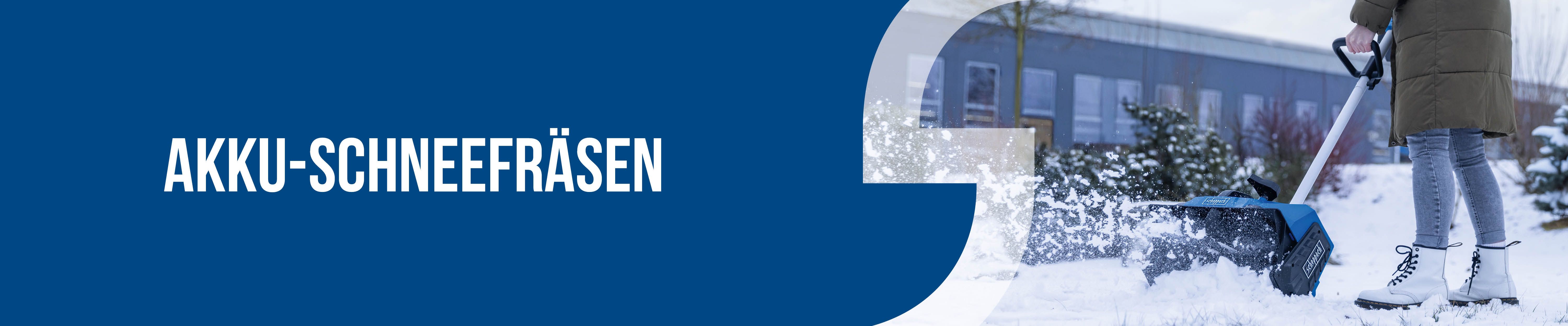 Person mit Akku-Schneefräse, die Schnee von einer Fläche entfernt