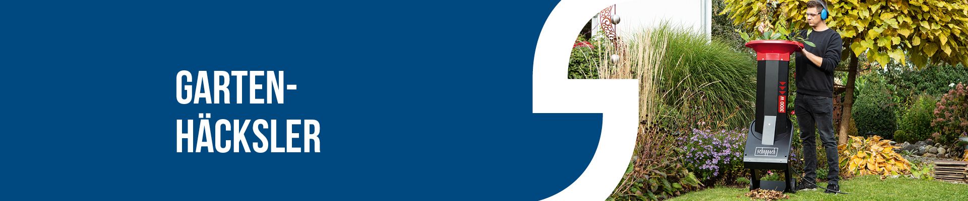 Person nutzt Gartenhacke im Gartenumfeld
