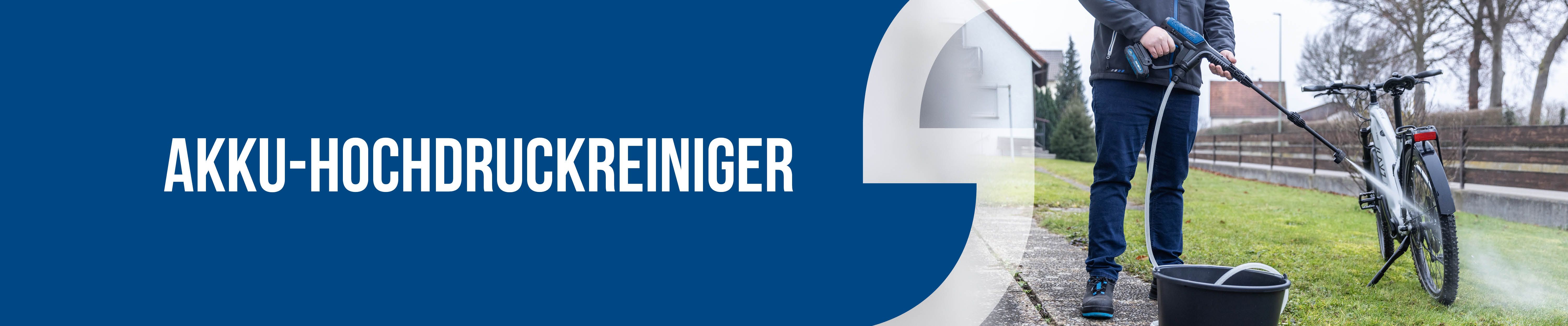 Person mit Akku-Hochdruckreiniger, der Gerät im Einsatz zeigt