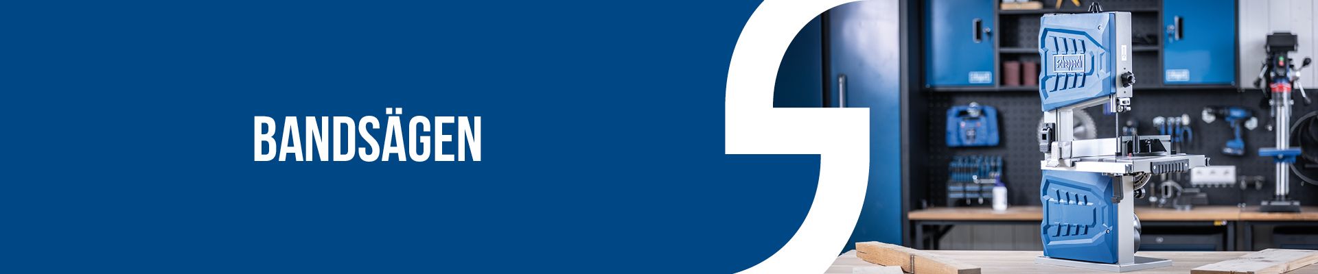 Bandsäge in Werkstattumgebung mit Arbeitsplatz und Maschinen