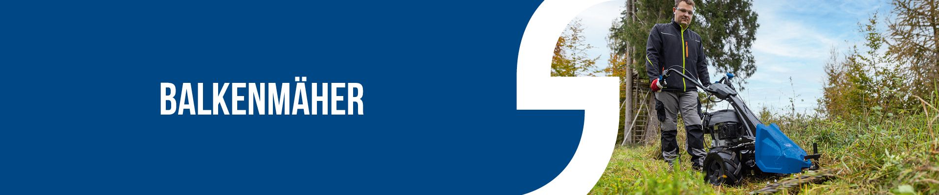 Mann mit Rasenmäher, der im Freien arbeitet