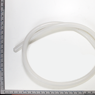 Ein weißer Schlauch mit einem Durchmesser von 5 mm, einer Länge von 730 mm und einem Biegeradius von 9,5 mm. Der Schlauch ist von oben fotografiert worden.