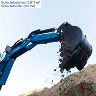 Scheppach Minibagger mit Schaufelvolumen von 0,011 m³ und Schaufelbreite von 290 mm. Die Schaufel ist mit Erde gefüllt und wird angehoben.