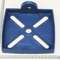 Ein blauer Werkzeugtisch mit Löchern und Griffen, von oben fotografiert. Produktname: Tisch.