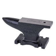 Schmiedeamboss GEA4500 von Scheppach mit markanter Prägung und integriertem Amboss. Der Amboss verfügt über eine ebene Arbeitsfläche und eine runde Hornspitze für präzises Formen und Bearbeiten von Metall.