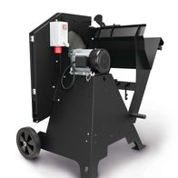 Wippsäge WOX D700 Black Edition von Scheppach, seitliche Ansicht. Die Maschine ist auf einem schwarzen Untergrund mit Rädern dargestellt.