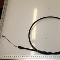 Gaszug Zug 1370mm / Hülle 1160mm, von vorne gezeigt. Der Gaszug liegt auf einer hellen Oberfläche und ist mit einem Maßband im Hintergrund zu sehen.