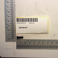 Scheppach-Schraube (M4x12, Teil 66) mit Beschriftung und Teilenummer 3901801077
