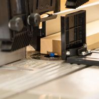 Scheppach Tischfräsmaschine mit Spannvorrichtung für Holzarbeiten, Detailansicht der Führungsschiene und Halterung für präzise Bearbeitung