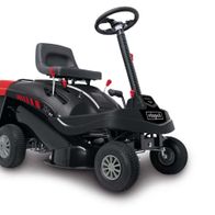 Aufsitzrasenmäher MR224-61 von Scheppach, seitliche Ansicht. Der Rasenmäher hat einen 150L Fangsack und eine Schnittbreite von 61cm. Der Motor hat 6.8PS und einen Elektro-Start.