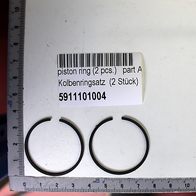 Kolbenringsatz (2 Stück) mit der Artikelnummer 5911101004. Die Ringe sind nebeneinander auf einem Lineal liegend dargestellt.
