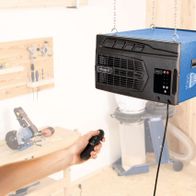 Luftreiniger HDA-14 von Scheppach, der an der Decke aufgehängt ist und mit einer Fernbedienung bedient wird.