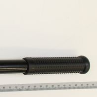 Stammhaltekralle mit Handgriff von Scheppach. Gezeigt von der Seite mit Messskala zum Größenvergleich.