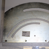 Scheppach Schwenksegment 5x273x445, gezeigt von vorne. Metallplatte mit gezacktem Rand und zwei Ausschnitten. Artikelnummer 72440005.