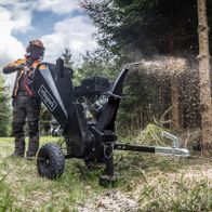 Not zu sehen ist die Maschine selbst, stattdessen wird eine wichtige Funktion mit einem Arbeiter und einer Ausrüstung gezeigt, die für den Transport und Einsatz des Geräts relevant ist.