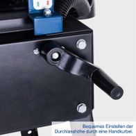 Bequemes Einstellen der Durchlasshöhe durch eine Handkurbel. Die Kurbel befindet sich an der Seite des Geräts und ermöglicht eine einfache und präzise Höhenverstellung.