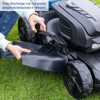 The Scheppach battery-powered lawnmower BC-MP470-X features an easy-to-attach side discharge. The side discharge can be easily attached or detached as needed.