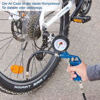 Der Air Case ist ein idealer Kompressor für zu Hause oder unterwegs. Er hat einen 2-Liter-Tank und eine Ansaugleistung von 180 Litern pro Minute. Der Kompressor ist ölfrei und tragbar und wird mit einem 12-teiligen Zubehörset geliefert.