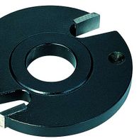 Nutfräser von Scheppach, Ansicht von oben. Der Nutfräser hat eine zentrale Bohrung und zwei seitliche Schlitze.