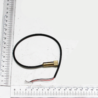 Ein schwarzes Kabel mit einem goldenen Stecker und zwei Drähten. Das Kabel liegt auf einem Lineal.