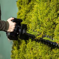 Die Akku-Heckenschere GO-HES720BL gomag von Scheppach verfügt über eine beidseitige Messerführung für präzises Schneiden und eine ergonomische Handgriffposition für komfortables Arbeiten. Die Heckenschere ist leicht und einfach zu handhaben.