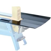 Scheppach Holzspalter mit Tischverlängerung liegend, seitliche Ansicht.