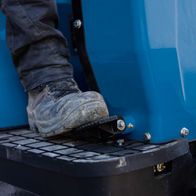 Der Scheppach Benzin Mini Bagger EXC815 hat eine Grabweite von 2330mm und eine Spurbreite von 690mm. Er verfügt über einen Kettenantrieb und eine robuste Bauweise. Die Fußplatte ermöglicht sicheres und stabiles Arbeiten.