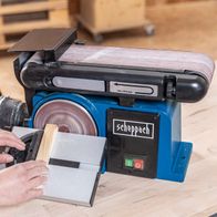 Der Scheppach Band- und Tellerschleifer BTS800 hat eine Schleifbandgröße von 100 x 915 mm. Die Maschine verfügt über einen grünen und roten Schalter für die Steuerung.