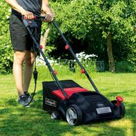 Der Elektro Vertikutierer SC32 von Scheppach mit 32 cm Arbeitsbreite und 30L Auffangkorb. Ausgestattet mit einer Vertikutier- und Lüfterwalze für effizientes Arbeiten. Ideal für die Pflege von Rasenflächen.