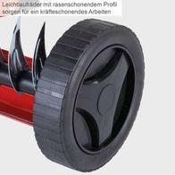 Leichtlaufräder mit rasenschonendem Profil sorgen für ein kräfteschonendes Arbeiten.