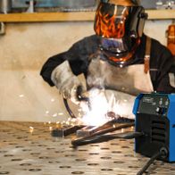 Werkzeug mit Schweißgerät und Schutzausrüstung für Metallbearbeitung