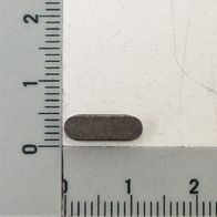 Passfeder A4x4x12 neben einer Skala zur Größenveranschaulichung. Die Passfeder liegt horizontal auf der Skala.